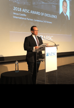 Venezolano Jesús Castillo, primer latinoamericano en recibir premio a la excelencia de la AESC