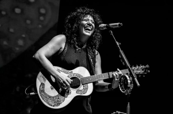Movistar presenta el concierto de la cantautora española Rosana a beneficio de la lucha contra el cáncer de mama y la diabetes infantil