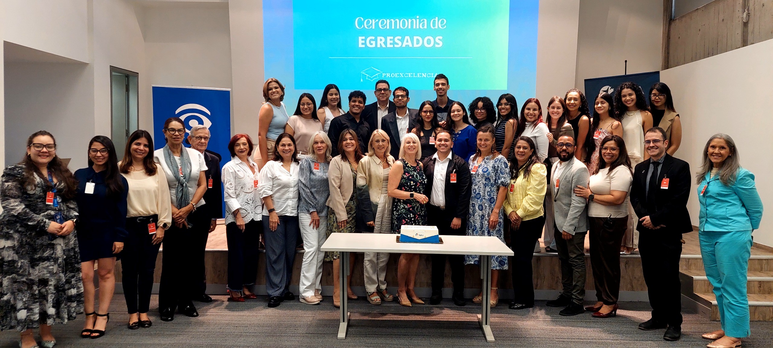 De la aspiración al logro: 16 jóvenes destacados egresaron del Programa Excelencia de AVAA